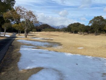 雪残る中