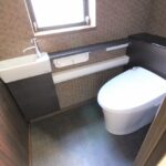 木目調ダーク色の落ち着いたトイレ空間